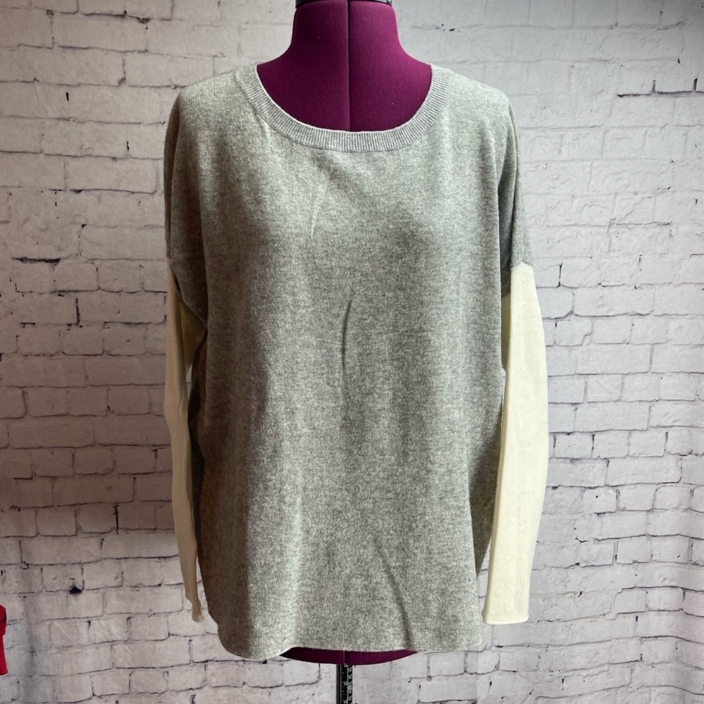 Vince size small cashmere wool blend grey crew neck sweater ceeam sleeves